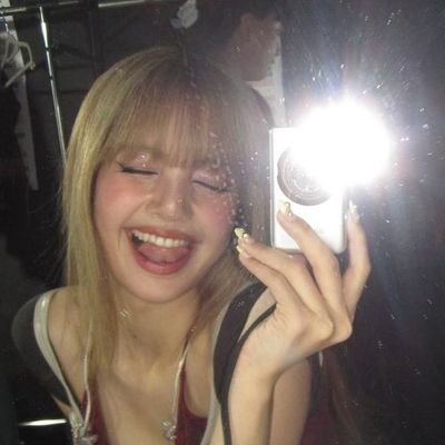 golden_rosiie's profile picture. pink poney girl