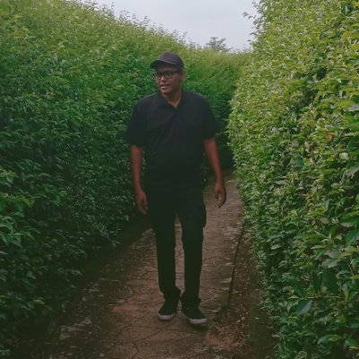 TheStupidLolo's profile picture. I am an ordinary man with hashtag.