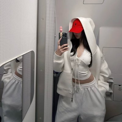 uxiytwerzsdw's profile picture. I am a woman who can find beauty in every country, from the lakes of Sweden to the cafes of France. Travel is my favorite way to grow.