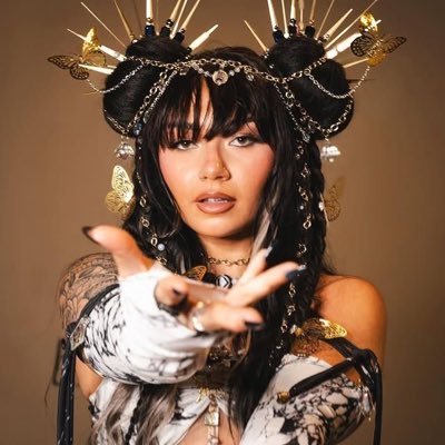 𝒰𝓃𝒹𝑒𝓇𝒸𝓁𝒶𝓈𝓈 𝐻𝑒𝓇𝑜 Profile