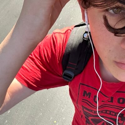 travis2kewl's profile picture. i’m witerawwy so tuff yo🥹