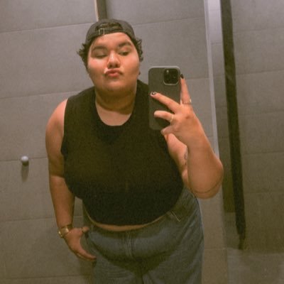 offmedepaula's profile picture. ah mas não tô indignada, eu não tô nada, eu tô cagando e andando sabe? vai se foder