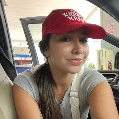 BetseEddie's profile picture. 𝕮𝖍𝖆𝖘𝖎𝖓𝖌 𝖘𝖚𝖓𝖘𝖊𝖙𝖘 𝖆𝖓𝖉 𝖉𝖗𝖊𝖆𝖒𝖘