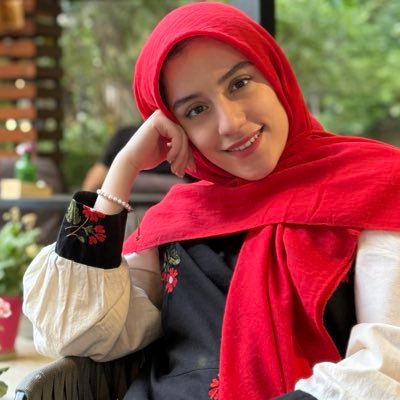 zeinabmhi's profile picture. آوازِ غمِ دل را با قهقهه می خوانیم