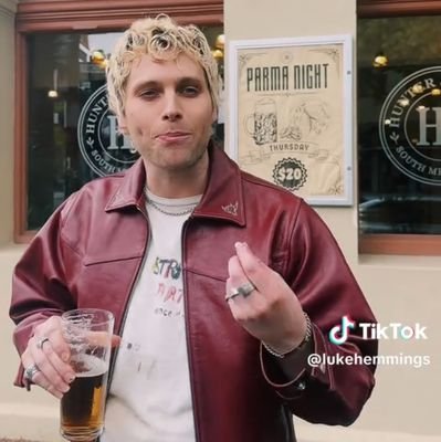 Whatsername_17_'s profile picture. ceo of #LUKEHEMMINGS 🩵 the lead falsetto in #5SOS 卌 | #TakeMyHandMilan 🖤 08/05/22 | #The5SOSShowMilan 🖤  26/09/23 | 🇵🇸 | Tolkien 🧙🏻‍♂️ | #marcomengoni 💜