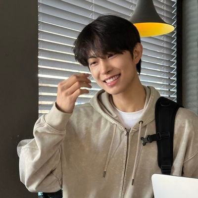 ailobgonuu's profile picture. — (infp) #ALPHADRIVEONE || ald1holic