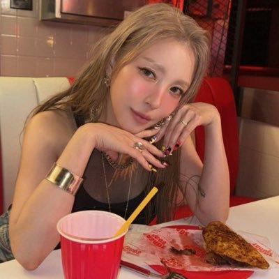 creavortex's profile picture. ♀️♒🐒🅾️ Multi Stan.⭐Foodie.🍨 Into Retro Stuff. 📼 Interested in History, Mahou Shoujo Anime, and Pop Art.