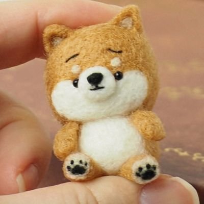 kumakoro14's profile picture. ニードルフェルトで作る困りまゆの【まゆ柴犬】たち
犬や猫、動物のふとした時に見せる困り顔の何とも言えない愛おしさを作っています。
つぶらな瞳で「一緒にいるよ」

お知らせなどがメイン。柴リポーター紹介はInstagram。

【kumakoro】各販売サイトで販売中。
worldwide🇯🇵✈🌏
各販売サイト↓