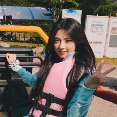 molicheeks's profile picture. i’m jisoo i’m okay.