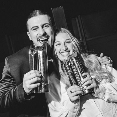 linatro12's profile picture. 🎶 Il m'dit, «Heureusement que t'es là»
On s'comprend on s'guérit, à distance
Plus on s'manque plus le vide, est immense 🎶