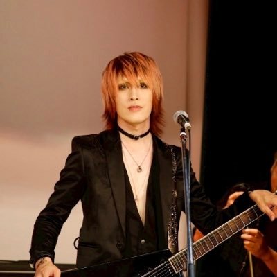 Xtoyohashi_sugi's profile picture. ギタリスト。 X-TOYOHASHIの上手でSUGIZOさんコス担当。ピアスとタトゥーが好き。聖飢魔IIとLa'cryma Christiが好き。絶賛子育て中のヴィジュアル系パパ。YouTubeでは子育てと普段見られないバンドの裏側等をお届けしています。是非観ていって下さい✨️