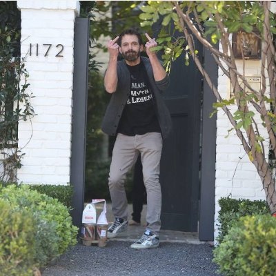 RadFleck's profile picture. Chinese, Japanese, dirty knees, look at these (tweets)