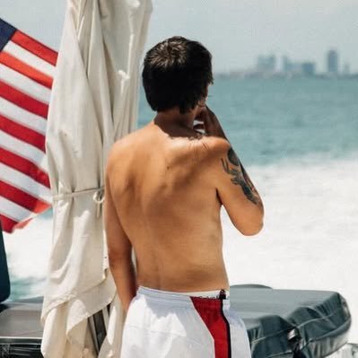 rubrovil's profile picture. My pulse is utterly untrustworthy; every beat is a distinct act of perfidy. Look close, and you will hear them clamoring.