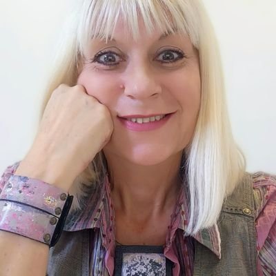 dobrilakaotakva's profile picture. Mama koja je obećala deci da neće da 'mre od rakca.A ja uvek držim obećanja.
Antifašista, ateista ,EU jedina opcija🇪🇺