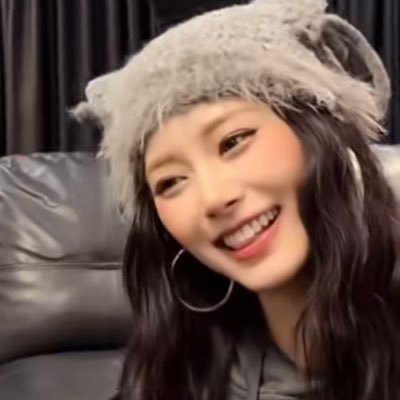 tzuyuiest's profile picture. ⚢ • eu e mitsuki koga em uma banda emo cover do twice