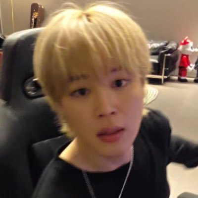 mokiiyu's profile picture. eu & vmin tomando sorvete na almeida