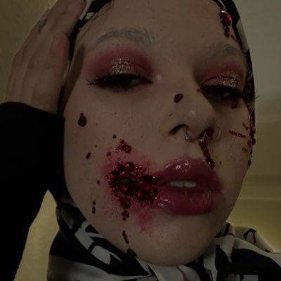 kiwidawne's profile picture. 27 | all i do is read fantasy books and do my nails