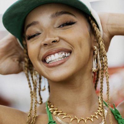 uloveminaj's profile picture. nicki's lawyer ♡