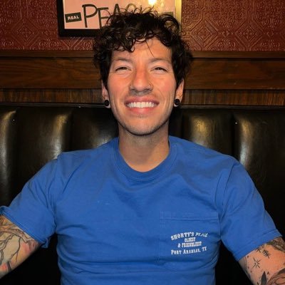 HOMETOWNlE's profile picture. 