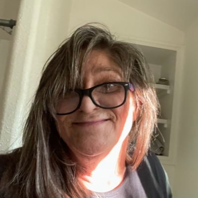 Loripfue's profile picture. a woman inspired.