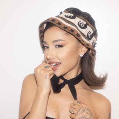 rossitafreesita's profile picture. si no es una mieᝰda es otra 𐙚