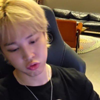 rinalvbrina's profile picture. 