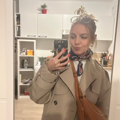 C_Ducatillon's profile picture. 🧚‍♂️🧚‍♀️ sarcastique et acerbe selon ChatGPT || journaliste la journée (et parfois trop tard dans la soirée) ||bercée trop près de Boris Vian et de Jaurès