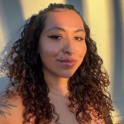 verginiamonego's profile picture. Não entendo ironias, procuro imagens de borboletas e lontras para me alegrar em dias difíceis, viciada em piadas ruins e incapaz de disfarçar o que sinto.