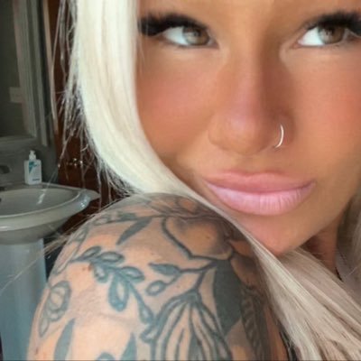 Helensmith_25's profile picture. just a regular girl with an iphone on the internet lol.