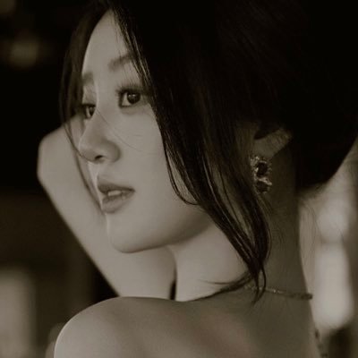 guratilusipuan's profile picture. . . . 𝐏𝐀𝐍𝐆𝐆𝐔𝐍𝐆 𝐒𝐀𝐍𝐃𝐈𝐖𝐀𝐑𝐀 | Kisah rumpang milik 𝘞𝘢𝘺𝘢𝘯𝘨 bergantung pada Sang 𝘋𝘢𝘭𝘢𝘯𝘨. Seni membalut bualan dengan khayalan.