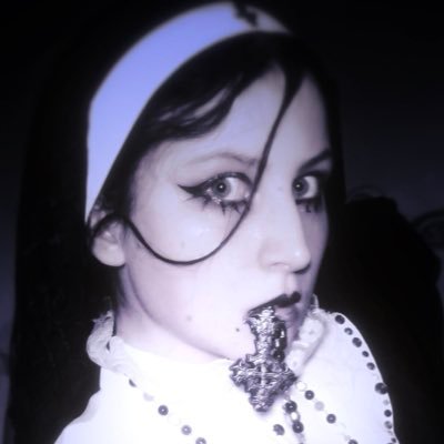 florakores's profile picture. 21 𖥔 she/he 𖥔 satanized 19.4