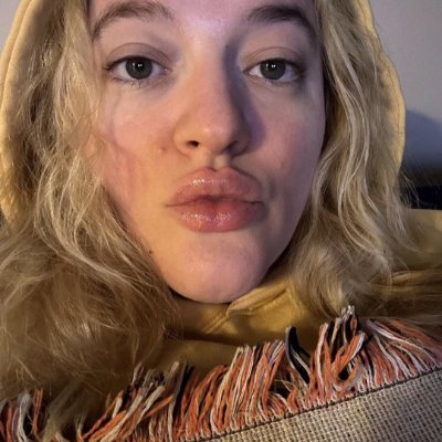 ElizabethM90283's profile picture. 