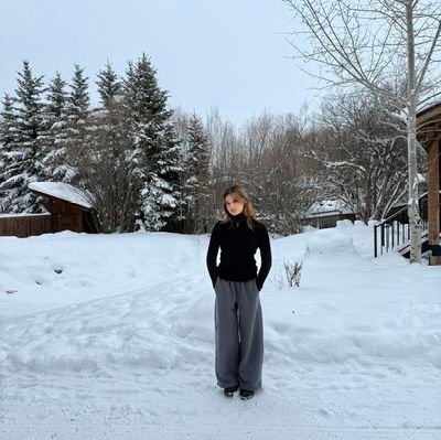 fandeMarlara's profile picture. no solo canta, nos hace sentir. Cada nota, cada letra, es un pedacito de magia. Aquí celebramos su voz y su arte cada día. 🎶✨