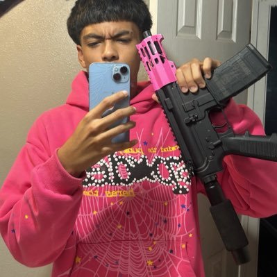 worldwide_bry4n's profile picture. straight and horny 24/7, dms are open