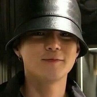 taenfurecido's profile picture. taehyung y yo bailando al ritmo de chet baker toda la noche