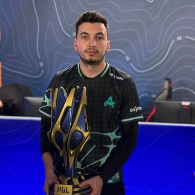 Hasankr0's profile picture. 