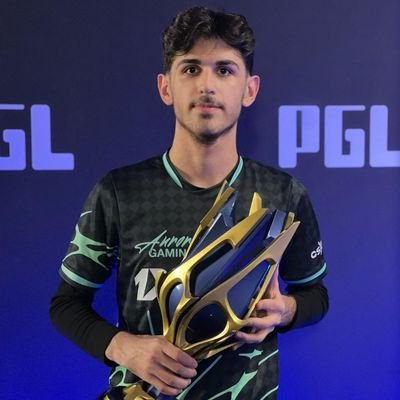 RULZYAAAAA's profile picture. Hem Beşiktaş (Futbol Boş İştir) hem EF hem de Aurora fanıyım yani psikolojik olarak iyi değilim...