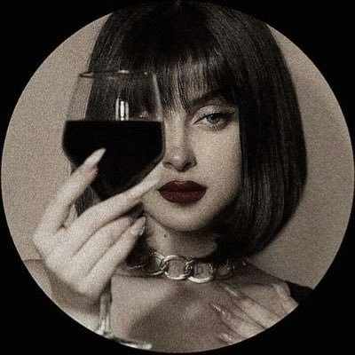 LyanneTells's profile picture. the chart teller 📈🔮