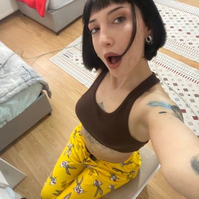 azurrla's profile picture. Trying to make a better mistake