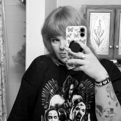 ellsie444's profile picture. don’t bring ur baby to the outside bar patio if u don’t want me to offer her a cigarette