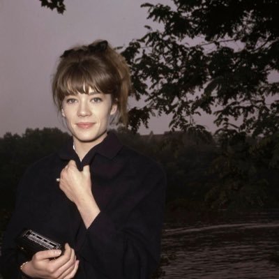 2005bocl's profile picture. Uma básica que ama Taylor Swift, livros de romance, séries e filmes genéricos e vive de café