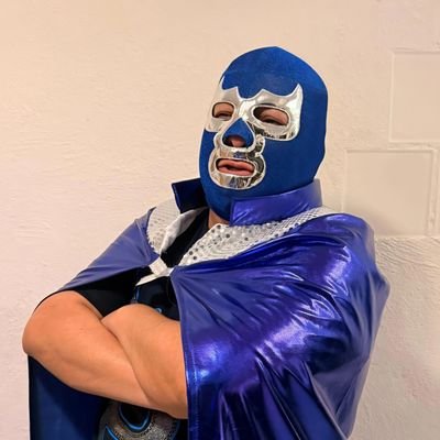 yosoyelsantino's profile picture. El viento aúlla canciones flacas. Gente (¡Hay una peste!) ...como esperando a Cristo. Cristo está sentado seguramente...en la tercera fila de un burlesque