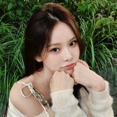 banhgjeemin's profile picture. @ijeunaya's center of centers.