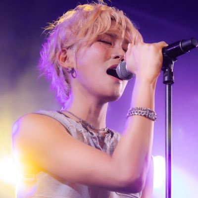 multiqueen247's profile picture. kpop, Anime, Smutty Books, Starbucks Strawberry Lemonade Refresher