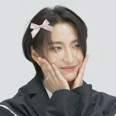 luvminniex's profile picture. “세상은 내게 포기만을 택하라는 듯”                    
                                                                                                            🏴‍☠️🪩🎸🍒