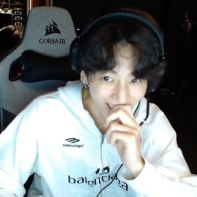 jinninikoo's profile picture. ot7 forever — fics lover — I crash out every single day here