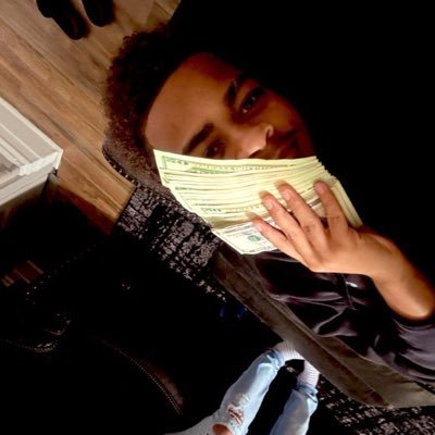 LilCapalottt5's profile picture. tht green eyed yn⛹🏽‍♂️