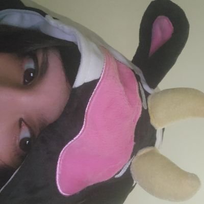 Lisyisacow's profile picture. I'm just out here trying to make friends 🫡