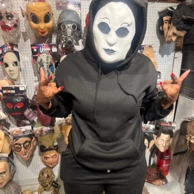 Yaye_Mee's profile picture. Working out to get in shape and collect free T-shirts. DM me and I will let you know where to send me free merchandise.