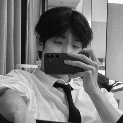 dchoisoobin's profile picture. A calm storm in a blue tie.
                                                                   🎧 Behind the mic just obvserving